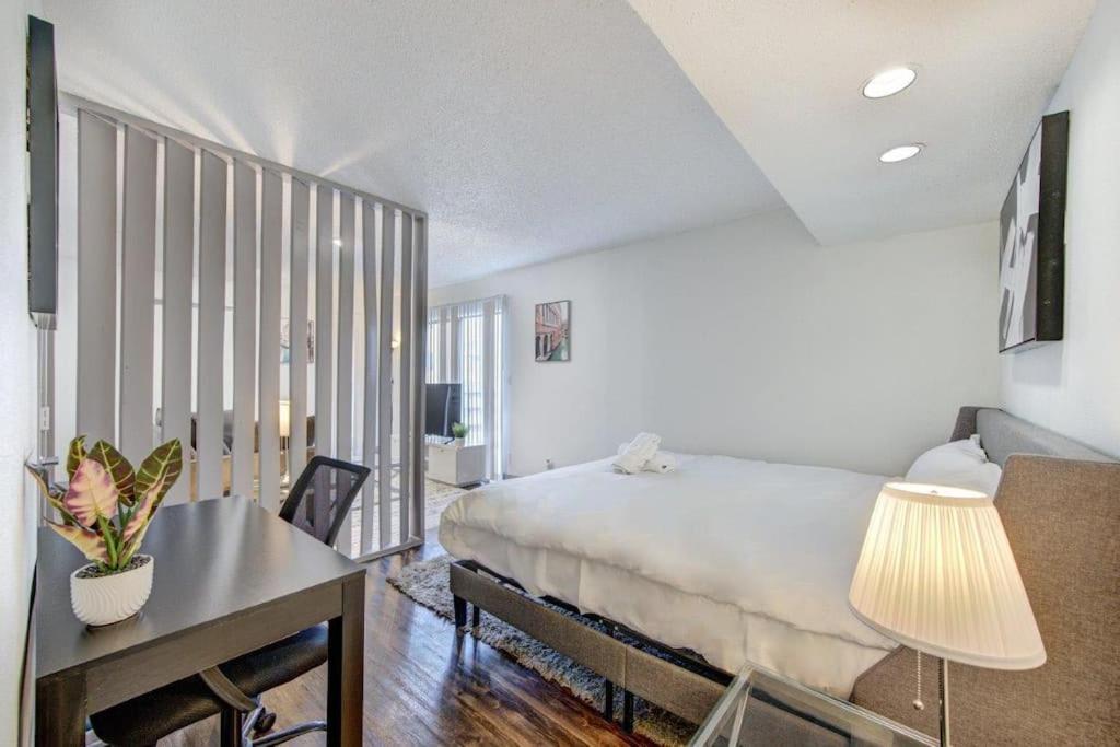 Lux Suite /King Bed /Free Parking/Pool/First Floor Houston Exterior foto